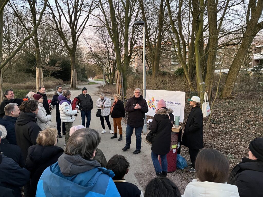 Bürger:innen begleiten die offizielle Einweihung.